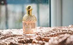 INTENSE RED , CITRUS MARINE WITH AMBER AND WOODY FRAGRANCE